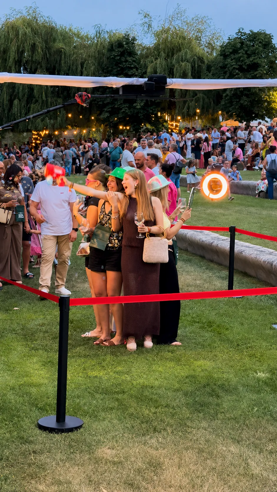 Grupo de amigas disfrutando del videomatón 360º en Arrúbal Entre Vinos 2026