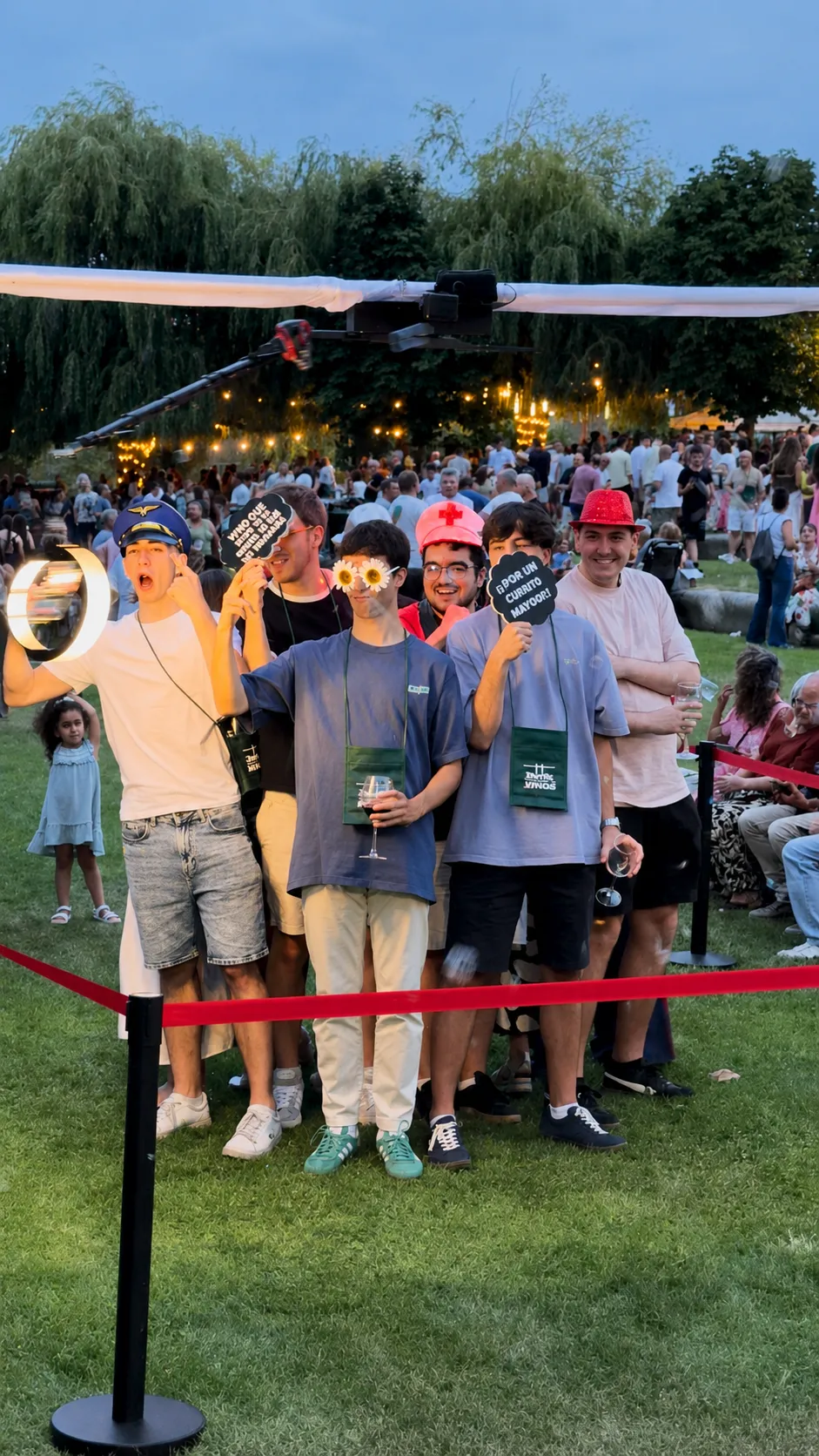 Grupo joven con atrezzo en el videomatón 360º de Arrúbal Entre Vinos