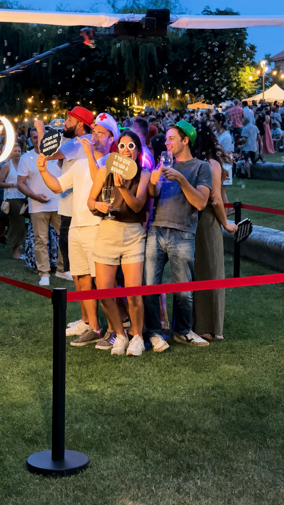 Participantes con carteles y burbujas en feria del vino Arrúbal 2026