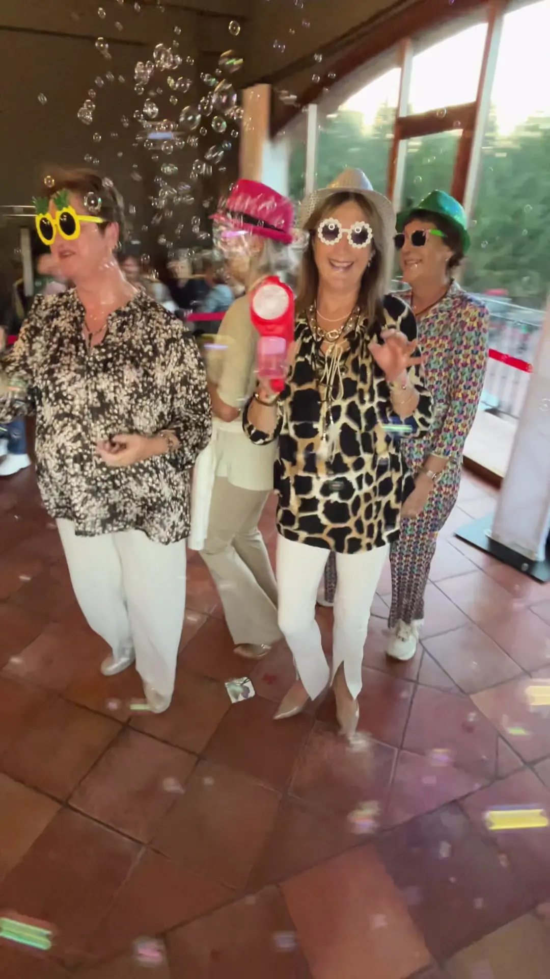 Imagen del evento 'Día del Jubilado 2025' en Villa-Lucía, con los homenajeados disfrutando de la música en directo de Dúo Imperial y el Videomatón 360º.