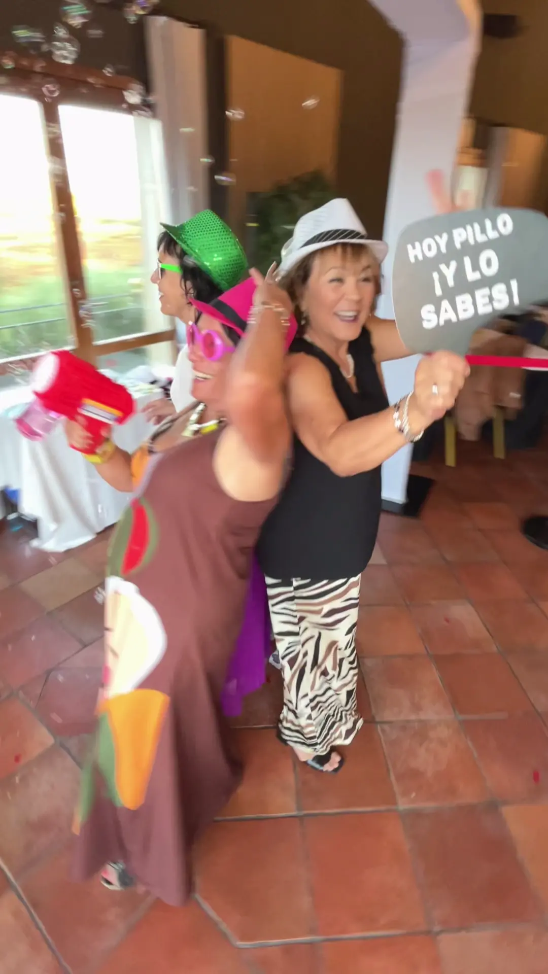Jubilados riendo y bailando en la plataforma del videomatón 360º de ProTour360 durante la fiesta del 'Día del Jubilado 2025' en Villa-Lucía.