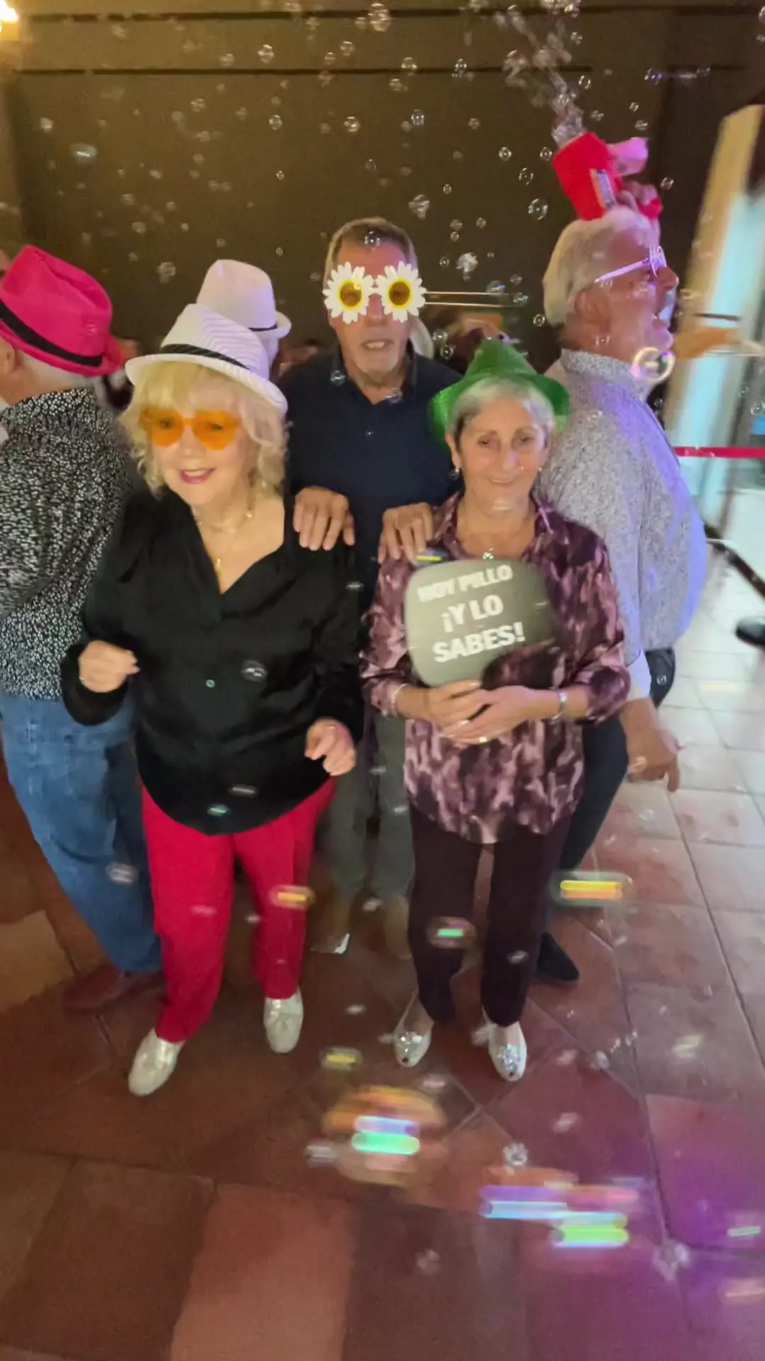 Ambiente de fiesta en el 'Día del Jubilado 2025' en Villa-Lucía, con los asistentes bailando al ritmo de la música en directo del Dúo Imperial.