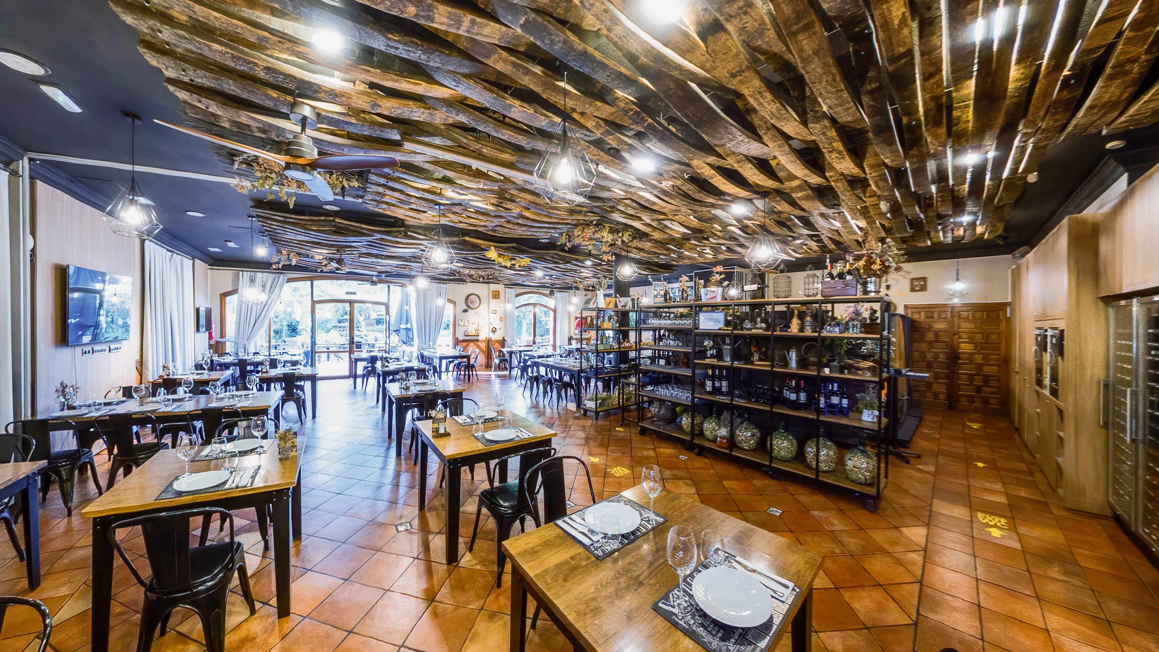 Espacio preparado para evento con cobertura visual profesional