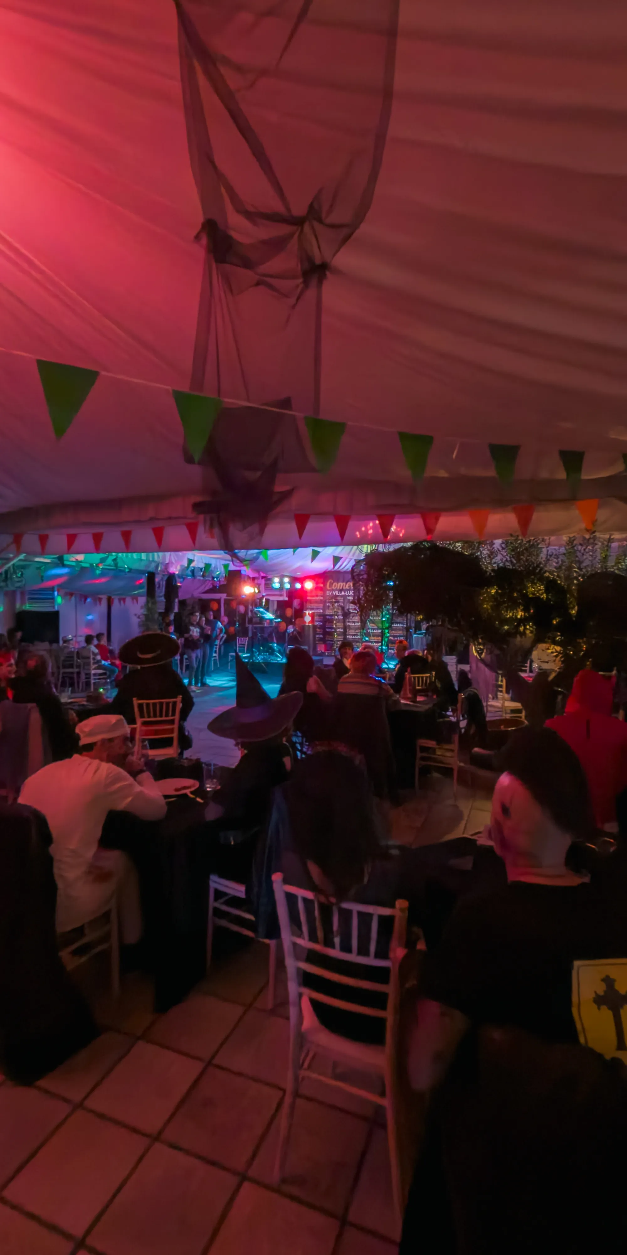 Ambiente general de la Halloween Celtic Party en Villa-Lucía, con iluminación temática, decoración celta y asistentes disfrutando del evento.