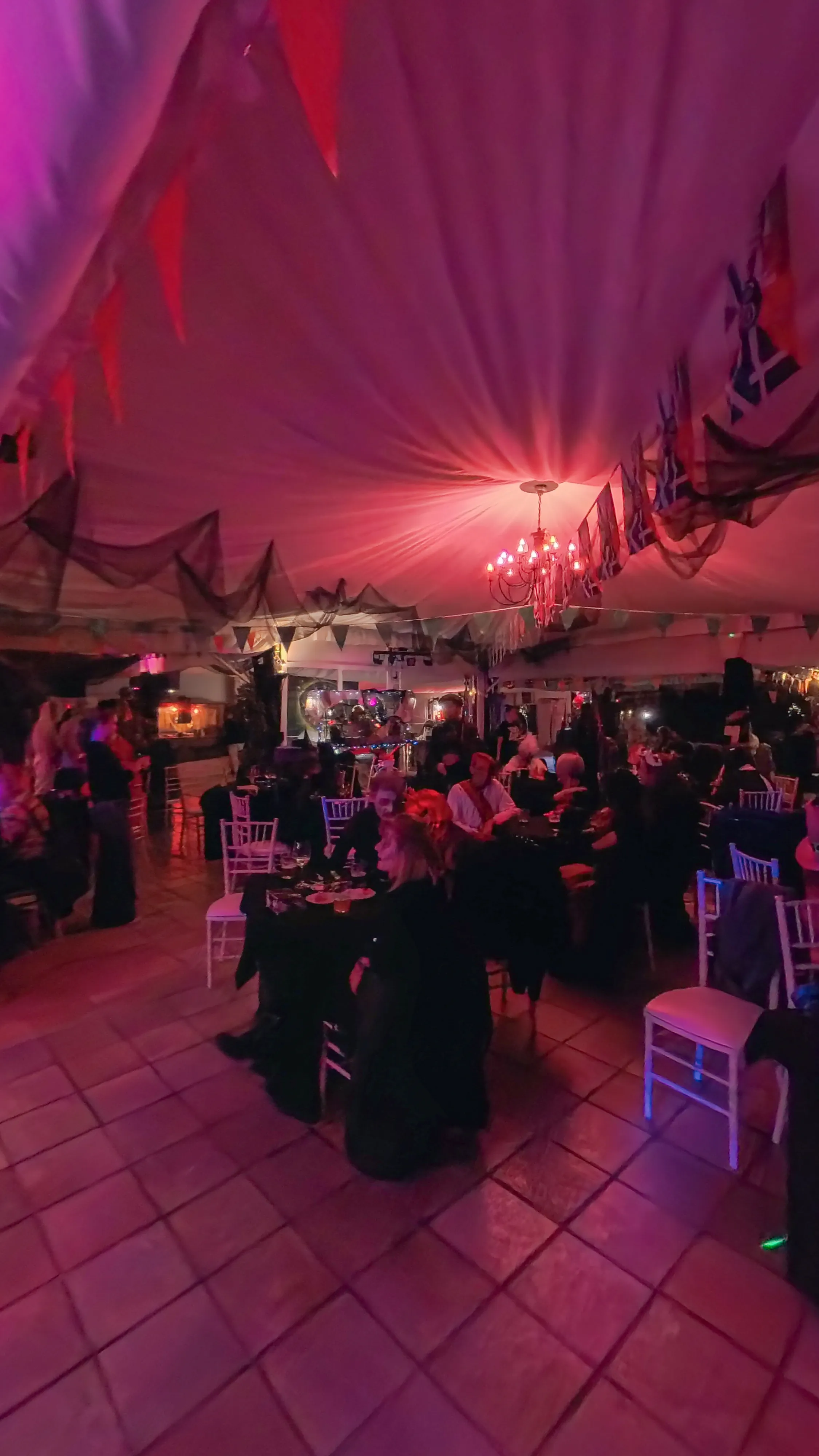 Vista interactiva en 360 grados de la carpa de Villa-Lucía preparada para la celebración del 'Halloween Celtic Party' en Rioja Alavesa.