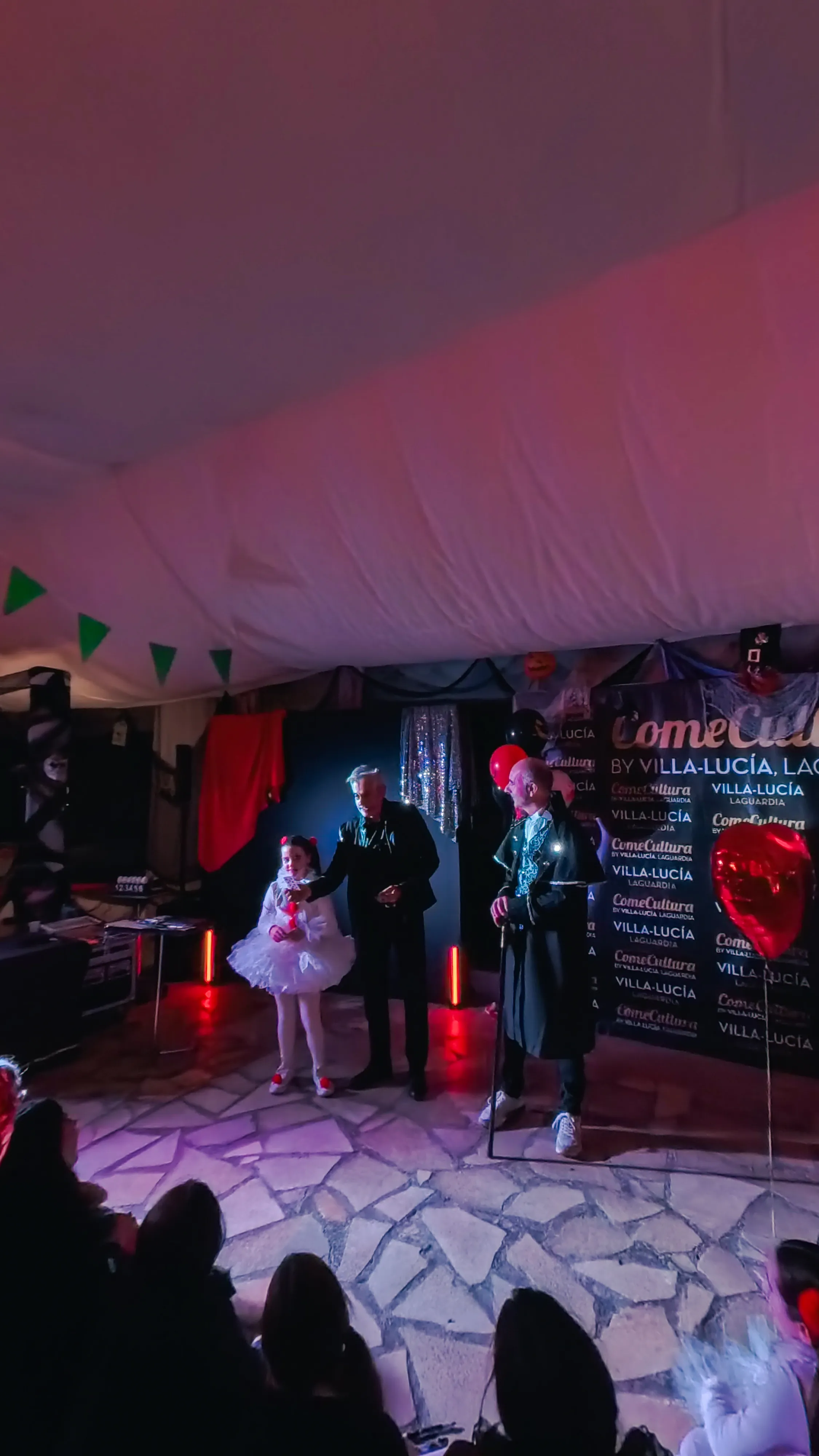 Espectáculo de magia del Mago Iceman en Halloween Villa-Lucía, trucos, humor y participación del público.