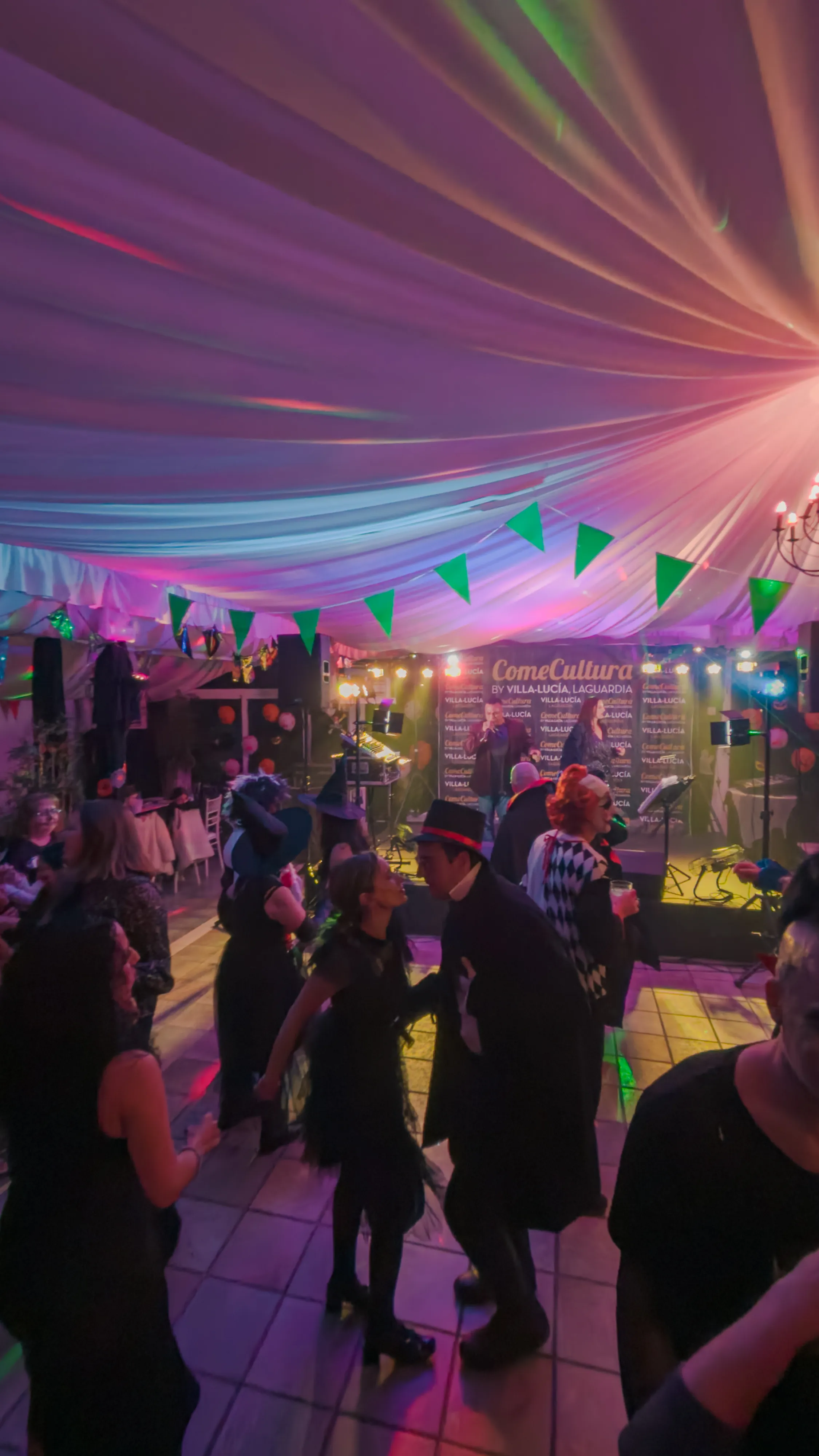 Actuación del Dúo Imperial en la Halloween Celtic Party de Villa-Lucía, música de verbena y baile en un ambiente festivo y animado.